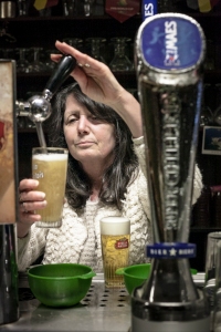 Cathy spilla le nostre birre. ph. Alessia Capasso / I peggiori Bar